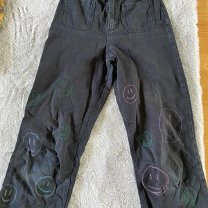 Jeans från monki:) - Detta är ett par jeans ifrån monki som jag har ritat på med färg som ska kunna sitta på tyg. :)