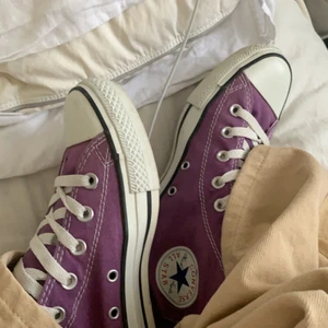 Converse  - Säljer dessa igen pga oseriös köpare igen🥲💕 dom passar mig som har storlek 38 - 38,5. Knappt använda men säljer pågrund av att jag är i behov av pengar!💕 !BUDGIVNING!  LÄGG INTE BUD OM DU INTE KOMMER KÖPA! ❗️köp direkt för 400kr❗️