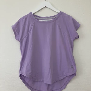 SOC träningströja - En träningströja i en jätte fin lavendel lika färj från SOC