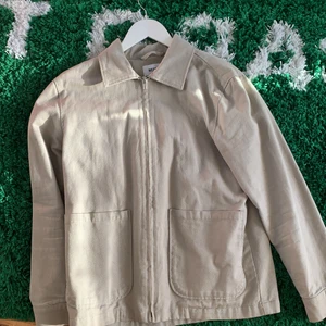 Weekday Jacka Overshirt - Beige Weekday Overshirt. Storlek small. Använd.
