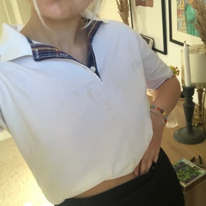 Polo tröja  - Vit polotröja köpt secondhand! Den är väl använd med några fläckar i fram som jag är säker på skulle gå bort efter någon tvätt därav det låga priset annars är den i jättefint skick! Det står ingen storlek men skulle uppskatta runt L! Frakt tillkommer🤩