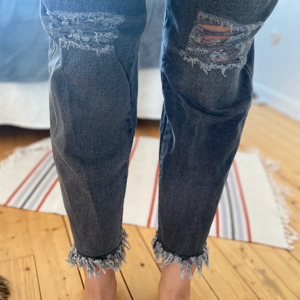 Snygga gråa jeans, mycket bra skick. Hög midja och snygga detaljer. w32L32 sitter som en storlek 40. Jeans & Byxor.