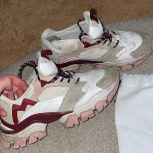 Moncler skor - De är som nya, använda 2-3 gånger , lite smutsiga på sidorna men det går att tvätta bort.