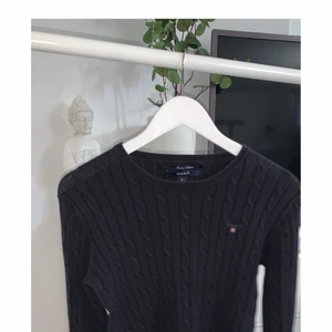 GANT Stickad tröja strl L - Säljer äkta Stickad tröja från GANT i storlek L. Kommer aldrig till användning längre tyvärr. Passar även till M.   (Frakt går att ändra till spårbart 66kr)