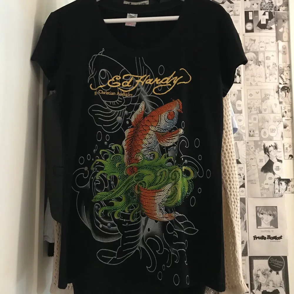 Skitsnygg Ed Hardy tshirt i nyskick. Inga paljetter har ramlat av. + 48kr frakt eller 51kr för spårbart. <3. T-shirts.