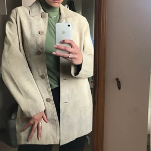 Beige mochajacka! - Så najs beige mochajacka! Köpt på plick av @cykaugust men har tyvärr knappt kommit till användning😢💓 Ganska tunn så perfekt nu till våren eller kyliga sommarkvällar! Tyvärr lite fläckar på, skriv i pm om fler bilder önskas❤️