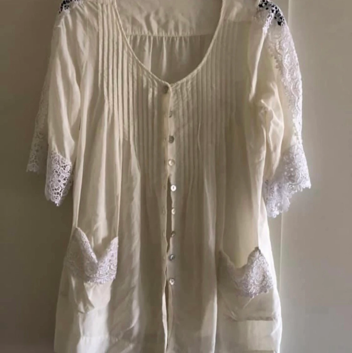 Bohemisk blus med spetsdetaljer 