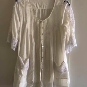 Bohemisk blus med spetsdetaljer  - Fin blus med spetsdetaljer 