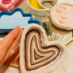 Handgjorda skålar  - Intressekoll på dessa söta skålar, väggprydnader och rökelsehållare(det rosa hjärtat) jag gör själv! ☁️ Säljer de man ser på bilden, men gör även på beställning där du själv väljer hur den ska se ut :) Perfekt som inredningsprydnad eller som en personlig present till en kompis💗.                                                           De är lackade och håller därför det mesta inkl. vatten! Man kan även bestämma att sin prydnad inte ska bli lackad, för en matt finish. Hållbarheten blir då dock inte lika bra. Tveka inte att fråga om du undrar något🌙 frakt på 24kr tillkommer!