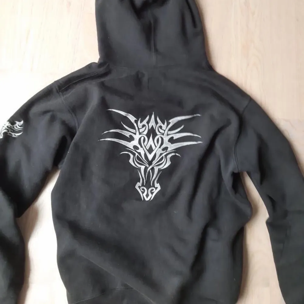 Hoodie med tribal tecken. Köp nu för 350. Hoodies.