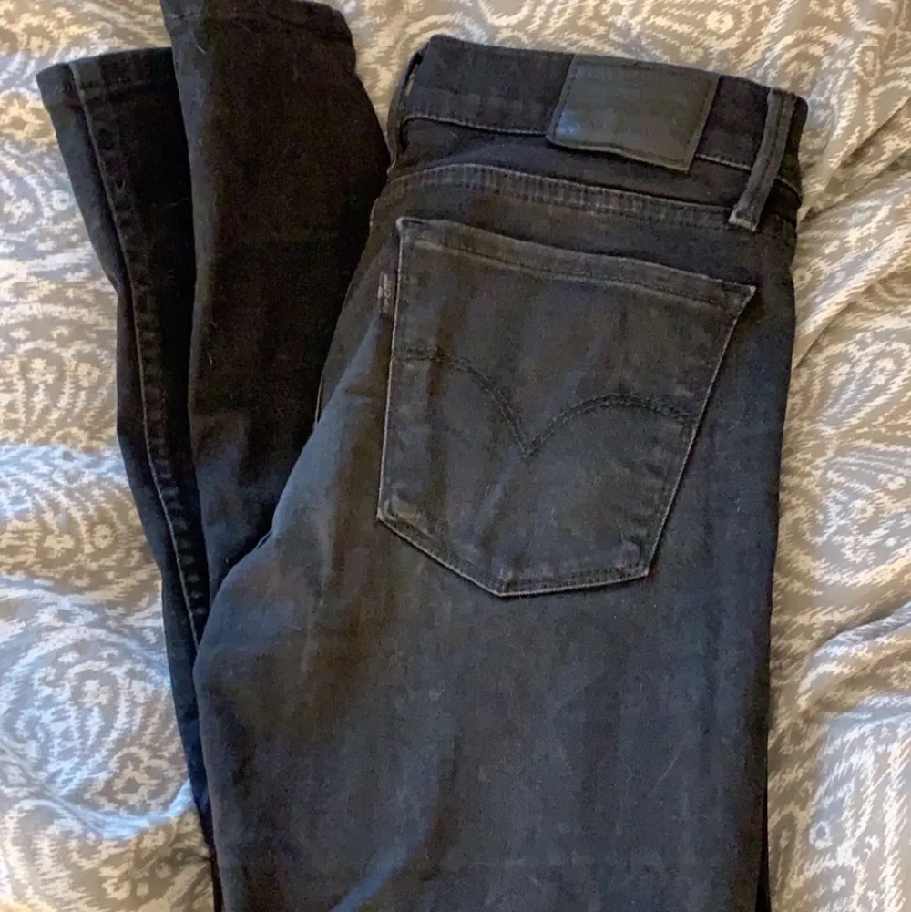 Superfina levisjeans, modell 710 super skinny! Tvätt med svart jeansfärg så är dom som nya igen🖤. Jeans & Byxor.