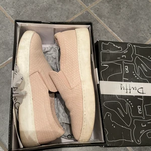 Ljus rosa slip on skor - Ljus rosa slip on skor i skin material från Duffy. Dom är använda men i väldigt bra skick. Skokartong finns även kvar. Skorlek 35. 100kr + frakt
