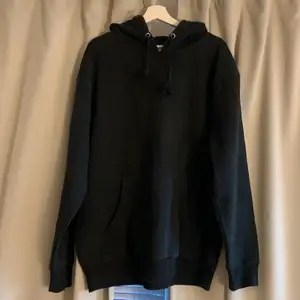 Oversize svart hoodie med stor luva