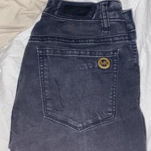 Jeans  - Säljer dessa super snygga Michael kors jeansen, säljs inte längre vad jag vet. Köpta för flera år sen men inte vart till stor användning, endast använda några få gånger. Storlek 24 som i svenska storlekar är xs (34) kom privat för mer information💕