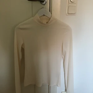 Vit Polotröja -  snygg vit polo som aldrig är använd 💓 stolek S. Jag står inte för frakten