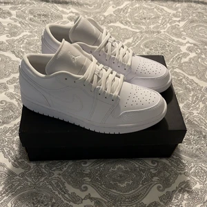 Air Jordan Low - Hej 👋🏽   Säljer ett par helvita Air Jordan Low  Helt nya, oanvända!  Storlek 40,5  Köpta från Footlocker, kvitto finns!  Hojta om du vill ha fler bilder. ☺️