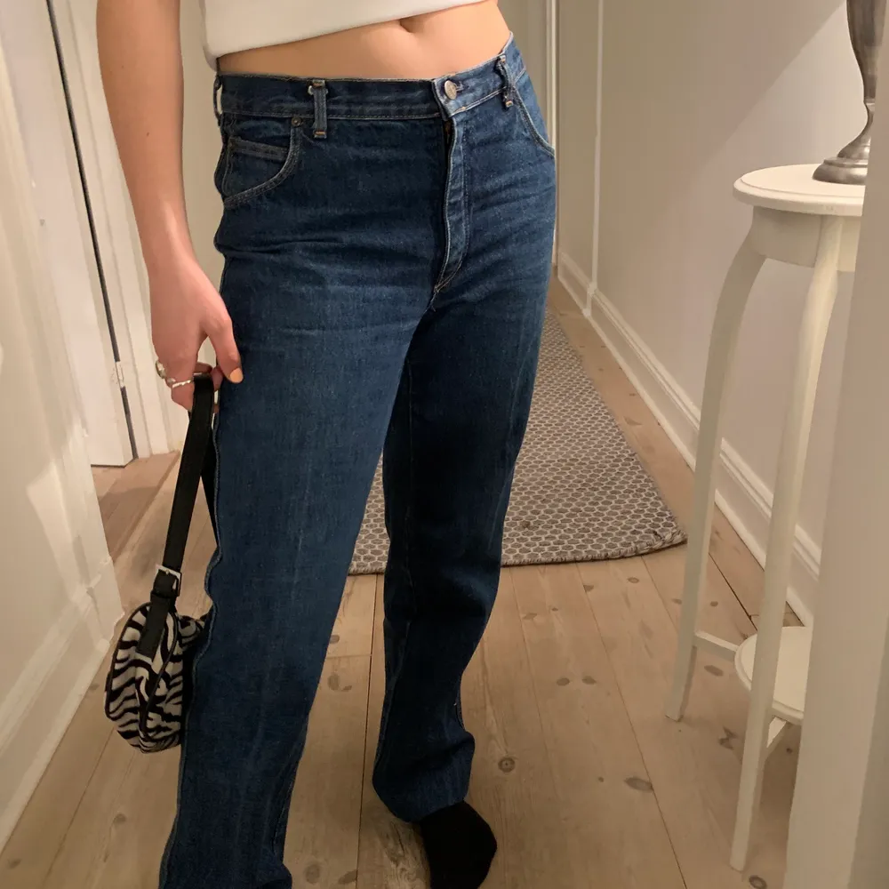 Jätte snygga low Rise jeans från mustang hon på bilden är ca 165 går nästan hela vägen ned på mig som är 180 cm. Jeans & Byxor.