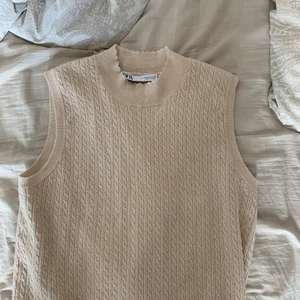 Snygg topp - Jättesnygg kräm vit väst/topp från Zara 🤩 väldigt bra kvalitet och snygg till sommaren. Passar XS/S/M. Aldrig använd så som ny