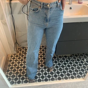 Jeans zara - Väldigt snygga jeans från zara! Dem är ljusblå och modellen är full lenght! Säljer då jag inte använder dem❣️