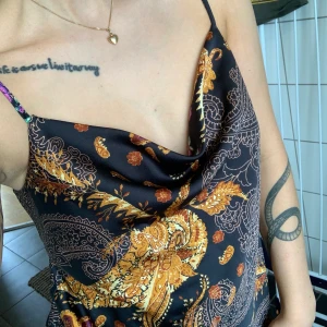 Jättetjusig topp - En jättefin topp med justerbara band säljes! Storlek 34. Sparsamt använd, jättegod kvalité