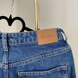 Weekday Rowe Jeans - Säljer dessa Weekday jeans i färgen Sea Blue, i modellen Rowe, storlek 29/30. Använda ett fåtal gånger, men är i väldigt fint skick! 🍀🍀🍀