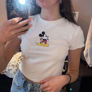 Vit tajt t-shirt/topp med Mickey mouse på. Supersöt och i bra skick. Köparen står för frakten🎀