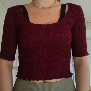 Vinröd tröja med textur! - Jättefin vinröd tröja (färgen mer lik första bilden) som tyvärr inte kmr t användning hos mig längre. Mycket bra kvalité och passar de flesta från S-M eller en mindre L då tröjan är väldigt stretchiga utan att se ”konstig” ut! Sparsamt använd. Skriv gärna för fler bilder. Kan mötas upp i eller nära göteborg, annars frakt 66kr❤️