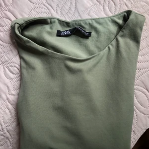 Body - Säljer en body med en otroligt fin grön färg! Bekväm och stretchig, storlek S. Knappast använd och priset för denna är 150 kr inklusive frakt 24 kr. Hör av er för intresse! 