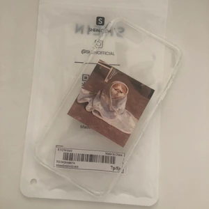 Mobilskal - Ett oanvänt mobilskal som passar för iPhone 8s. Det är genomskinlig och motivet är en katt som har en filt rund sig som du kan se😊. Skalet är från SHEIN.