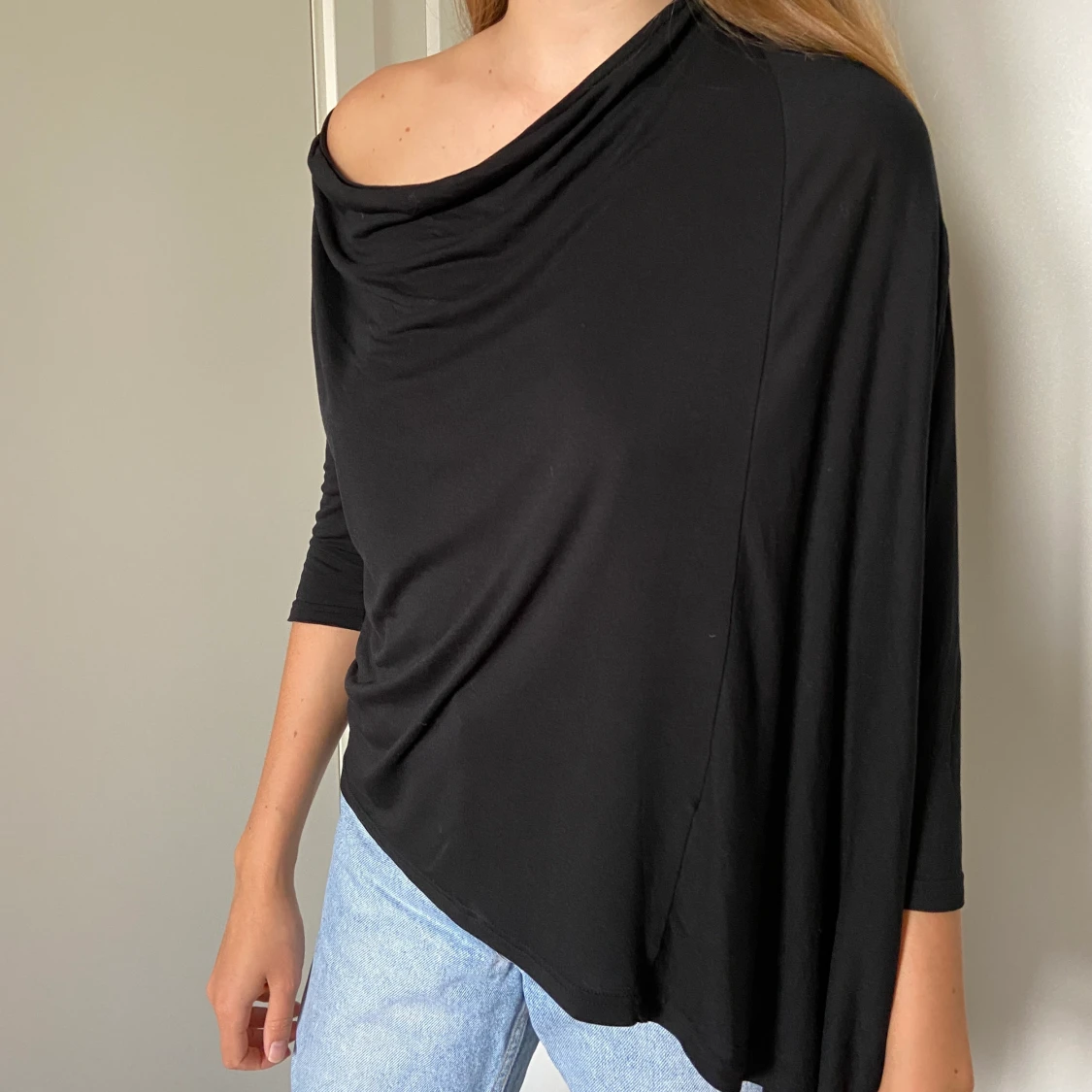 Svart asymmetrisk topp, Diana Orving, M