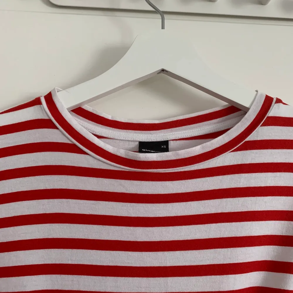 Långärmad vit och röd randig tröja från Ginatricot är så himla fin, säljer på grund av för liten. . T-shirts.
