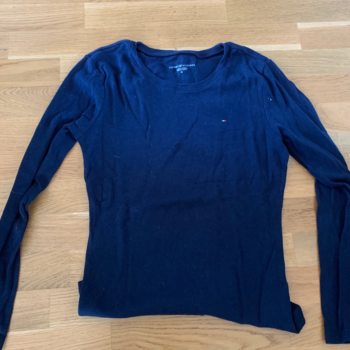 Marinblå Tommy hilfiger tröja, storlek M - 90