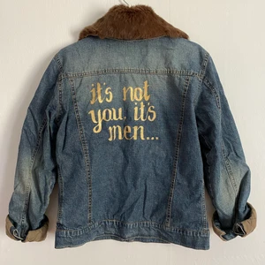 Pimpad fodrad jeansjacka - Fodrad jeansjacka med avtagbar krage. Tror det är äkta päls på kragen men ej säker. 