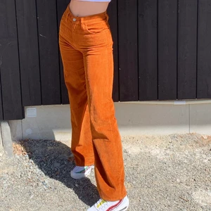 Levis Manchester byxor (ribcage) - Säljer dessa unika levis ribcage wide leg byxor i Manchester, storlek w23 l32. Men jag skulle säga att de passar en w24/25, då dessa är lite större i storleken. Byxorna är inköpta 2019 för 1250 kr och är slutsålda överallt. Kan mötas i Stockholm, eller så står köparen för frakt. Det är bara att skriva om ni har några frågor🧡