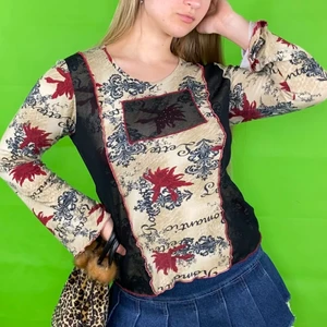 Y2K Långärmad  - Y2K inspirerad långärmad tröja i fint skick! Från MERRYTIME dress happy. Storlek DK 42 och US 14. Tar Swish men även SafePay. Spårbar frakt på 66kr är inräknad i priset. Axel och ner 54cm. Axeln till axeln 35cm. Ärm längd 59cm. Byst bredd 44cm.