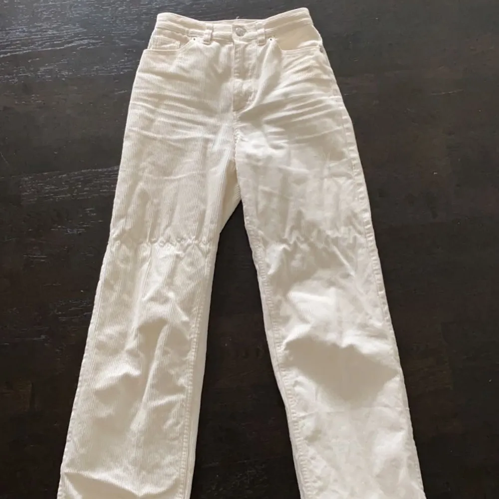 Säljer mina vita Manchester byxor från monki i storleken 24!💞 köparen står för frakt! . Jeans & Byxor.