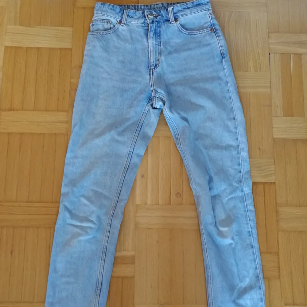  Fina Ljusblå Momjeans från Monki.  Bra skick  Jag säljer för jag växt ur dem :)  Damstorlek SX/S   (70 kr, går att pruta, köparen står för frakt). Jeans & Byxor.