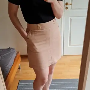 Beige mini skirt from H&M with pockets. It is made from 100% cotton so it is great for spring/summer season ☀️ Zipper and button fastening in the back. Size S, waist 36 cm, total length 41 cm.