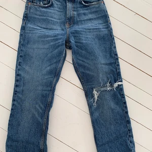 Zara jeans med ett hål - Slutsålda mörkblå jeans från zara, stl 36