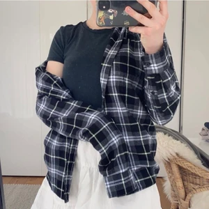 Oversized flanellskjorta - Ocersized flanellskjorta från HM. Superfin att ha över kläder som på bilden eller bara att ha knäppt. Strl S men väldigt oversized så det funkar på M och ksk tillochmed L. Säljer pga kommer ej till använding💕💕 aldrig använt