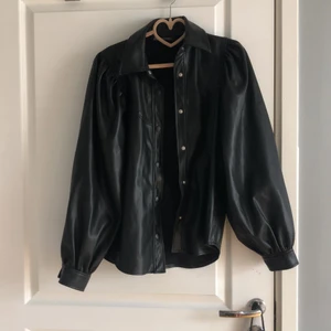 Skinnblus från Zara! - En supercool svart skinnblus från Zara i strl XS. Använd fåtal gånger så den är i bra skick. Pris 150 kr exklusive frakt 💗💗💗