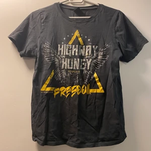 T-shirt  - En grå T-shirt med motiv på från Gina tricot, storlek S. 