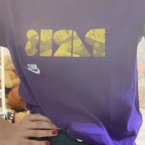 Vintage Nike t-shirt  - Sjukt cool Nike t-shirt. Köpt i USA på en vintage butik för något år sedan. Aldrig använd då tröjan var ett spontanköp. Nu behöver den ett nytt hem! 