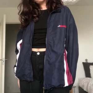 vindjacka - säljer min skit snygga lite vintage windbreaker! den är köpt på 2nd hand men verkligen i nyskick 😎 den har slutbara fickor (med dragkedja) och snören för att kunna spänna åt längst ner. lappen säger S men jag tycker den passar upp till L eftersom den är så oversized 🤩 pris kan diskuteras såklart❤️