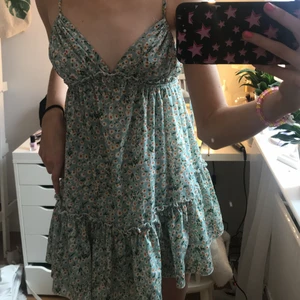 Klänning - Säljer denna fina klänningen! Aldrig använd, som ny. 130kr+frakt💕