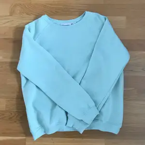 Jag säljer en mintgrön sweatshirt (den är mintgrön i verkligheten men det babyblue ut på kameran) den är mjuk inuti! Köparen betalar frakten :) 