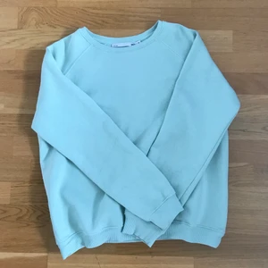 Mintgrön sweatshirt - Jag säljer en mintgrön sweatshirt (den är mintgrön i verkligheten men det babyblue ut på kameran) den är mjuk inuti! Köparen betalar frakten :) 