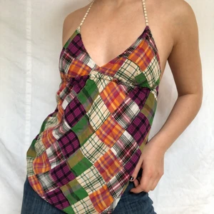 Patchwork Linne  - Unikt patchwork linne i ljuvliga färger. Inga stundliga defekter. Banden knyts i nacken så blir som en halterneck. Köpare står för frakt. Visas på en s 