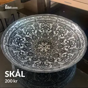 Säljer denna mycket fina dekorations skålen. Fint mönster och bra kvalité! Fint skick✨  vid frågor meddela mig.