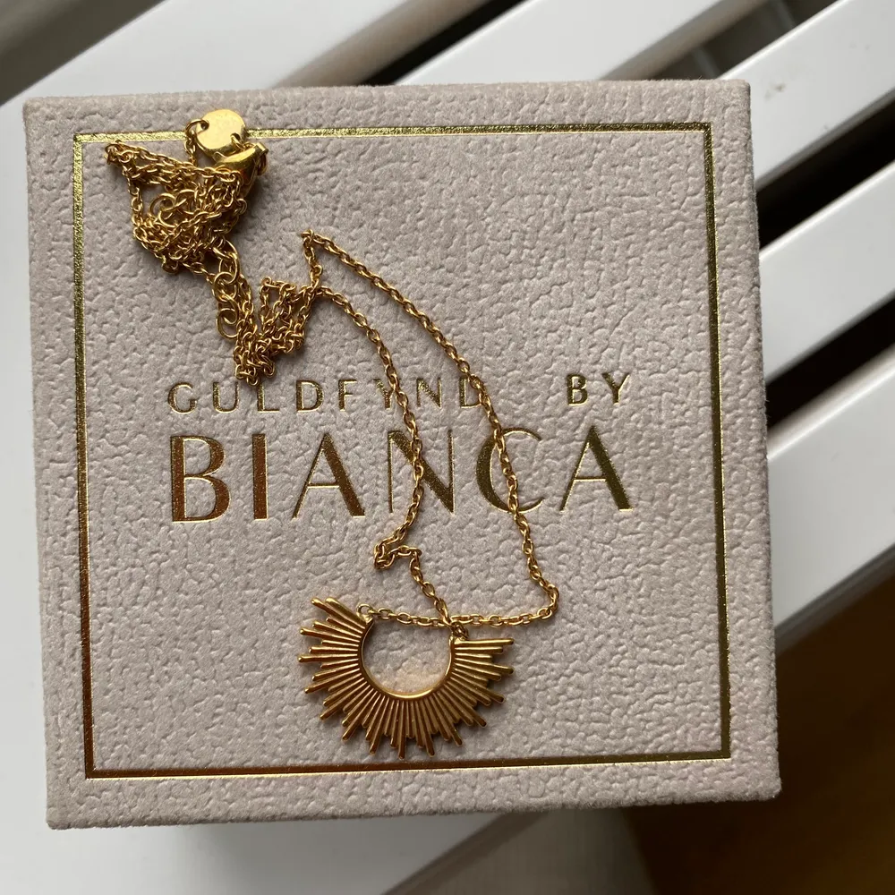 Oanvänt halsband från guldfynd x Bianca. Förgyllt silver, nypris 799:-. Accessoarer.